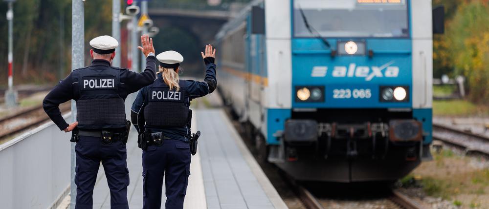 Polizei-Kontrolle eines Zuges aus Prag in Richtung München.