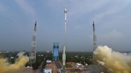Eine Rakete hebt am Wochenende auf einer Insel des Bundesstaats Andhra Pradesh ab.  