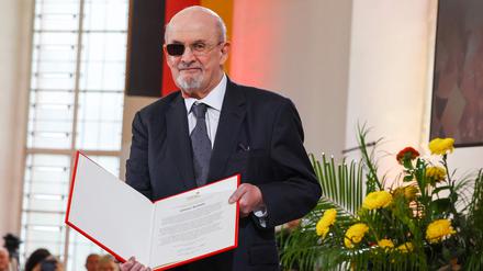 Salman Rushdie mit der Friedenspreisurkunde 