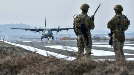 Ein südkoreanisches Transportflugzeug landet während einer gemeinsamen Luftwaffenübung der USA und Südkorea auf einer Notlandebahn in Changnyeong, südöstlich von Seoul. 