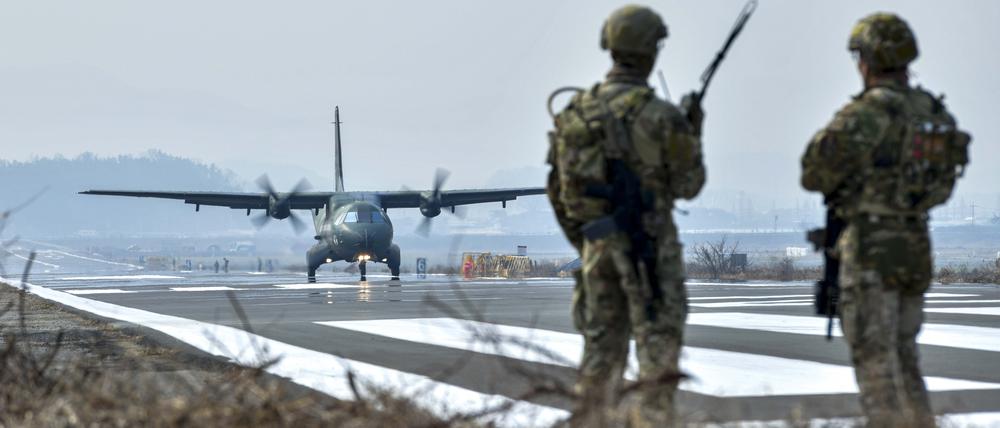 Ein südkoreanisches Transportflugzeug landet während einer gemeinsamen Luftwaffenübung der USA und Südkorea auf einer Notlandebahn in Changnyeong, südöstlich von Seoul. 
