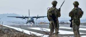 Ein südkoreanisches Transportflugzeug landet während einer gemeinsamen Luftwaffenübung der USA und Südkorea auf einer Notlandebahn in Changnyeong, südöstlich von Seoul. 