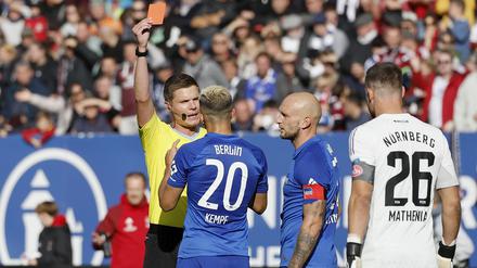 Schiedsrichter Florian Exner zeigt Herthas Marc Kempf nach Videobeweis die Rote Karte. Da stand es noch 1:1 aus Berliner Sicht.