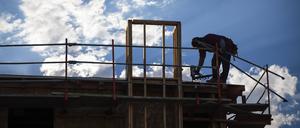 Mit Aufstocken statt Neubauen wollen die Grünen die Wohnungskrise bekämpfen. 