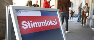 Ein Wahllokal für die Schweizer Parlamentswahlen 2023 in Zürich. 