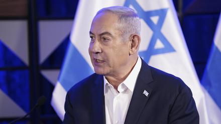 Benjamin Netanjahu spricht am 18.10.2023 in Tel Aviv mit US-Präsident Biden.