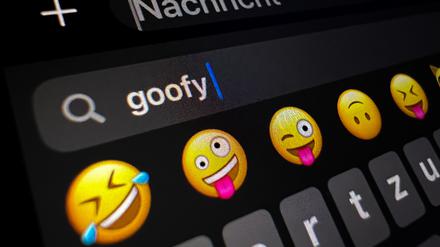25.09.2023, Berlin: Im Display eines Smartphones ist im Suchfeld für Smileys das Wort «goofy» (komisch, tollpatschig) zu lesen.