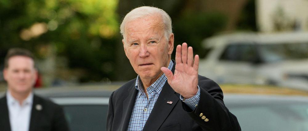 US-Präsident Joe Biden winkt, als er am 21. Oktober 2023 in Rehoboth Beach, Delaware, die Kirche der St. Edmond Catholic Church besucht.