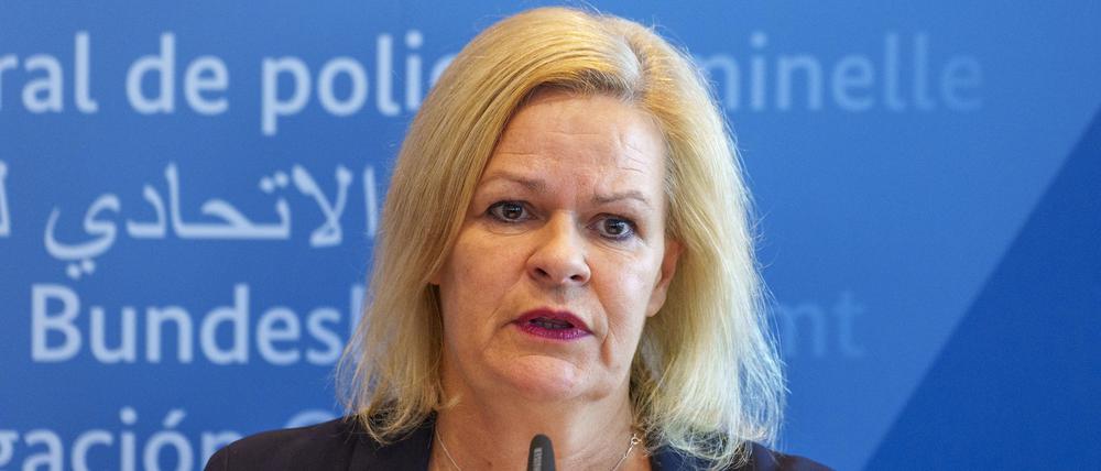 Nancy Faeser (SPD), Bundesinnenministerin, spricht im Bundeskriminalamt zur aktuellen Sicherheitslage.
