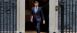 Der britische Premier Sunak beim Verlassen der Downing Street Nummer 10 am 18. Oktober.