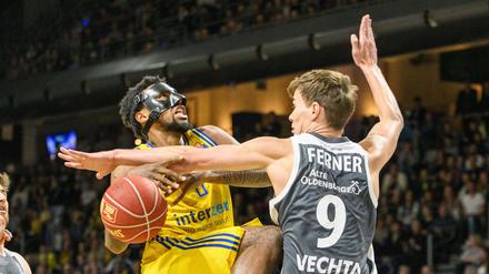 Maskenmann. Sterling Brown kommt langsam bei Alba an.