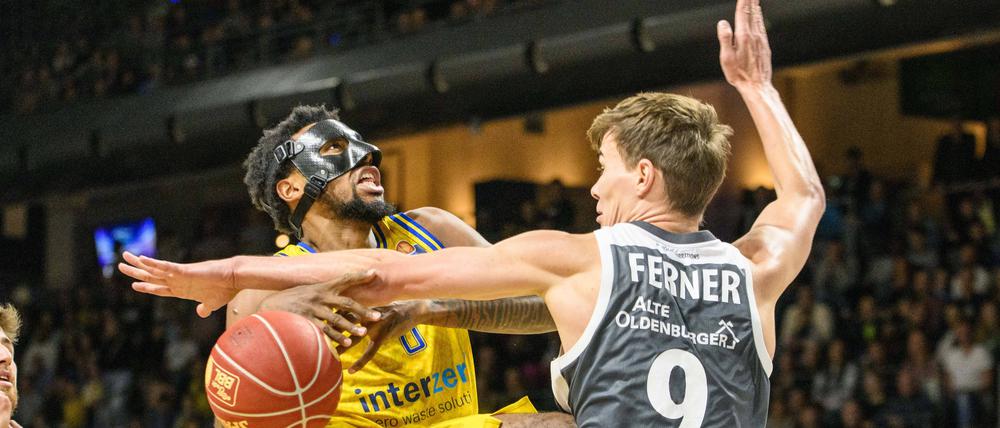 Maskenmann. Sterling Brown kommt langsam bei Alba an.