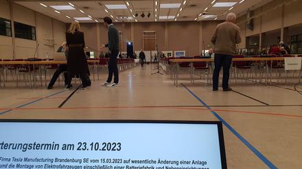 Tesla-Anhörung in Erkner. Die Halle blieb leer.  