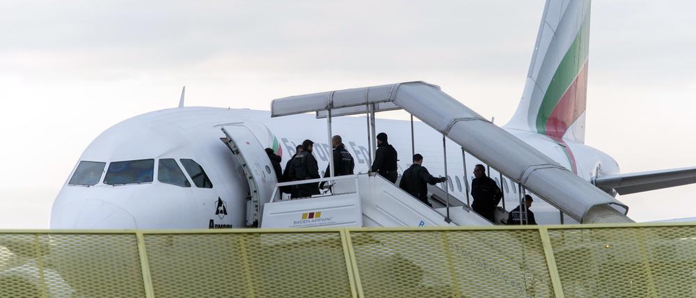 Abgelehnte Asylbewerber bei einer Abschiebung am Baden-Airport im Jahr 2014.