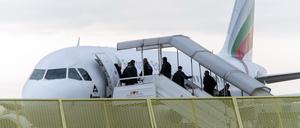 Abgelehnte Asylbewerber bei einer Abschiebung am Baden-Airport im Jahr 2014.