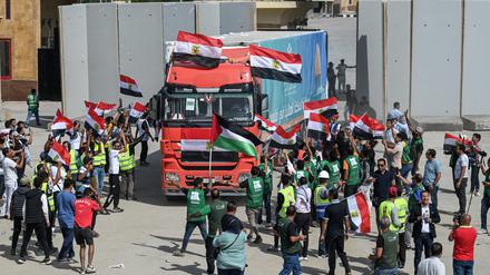 21.10.2023, Ägypten, Rafah: Lastwagen eines Hilfskonvois kehren auf die ägyptische Seite zurück, nachdem sie über den Grenzübergang Rafah zwischen Ägypten und dem Gazastreifen Hilfsgüter in den Gazastreifen geliefert haben. Zwanzig Lastwagen mit medizinischen Hilfsgütern erreichten den Gazastreifen, berichtet der ägyptische Fernsehsender al-Qahera News. Foto: Sayed Hassan/dpa +++ dpa-Bildfunk +++