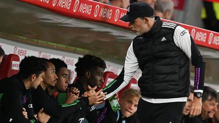 Nationalspieler auf der Bank. Münchens Chefrainer Thomas Tuchel (r) klatscht nach dem 3:1-Sieg mit Leroy Sané (2.v.l.) ab. 