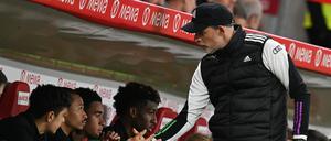 Nationalspieler auf der Bank. Münchens Chefrainer Thomas Tuchel (r) klatscht nach dem 3:1-Sieg mit Leroy Sané (2.v.l.) ab. 