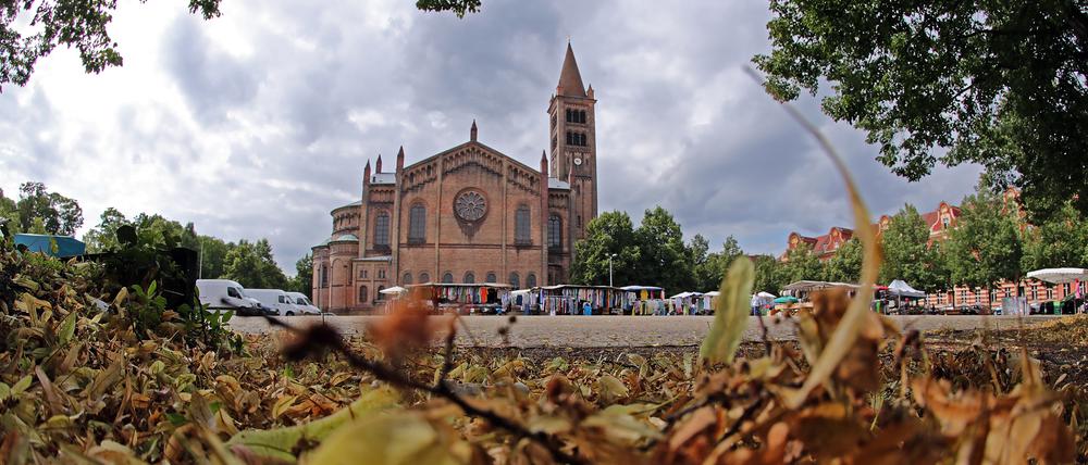 Potsdam, 03.07.2023 / Lokales / Bassinplatz, Kirche St. Peter und Paul, Stadtbilder, Wetter, Laub, Foto: Ottmar Winter PNN ACHTUNG: Foto ist ausschließlich für redaktionelle Berichterstattung der PNN und des TGSP! Eine kommerzielle Nutzung, z.B. Werbung, ist ausgeschlossen. Die Weitergabe an nicht autorisierte Dritte, insbesondere eine weitergehende Vermarktung über Bilddatenbanken, ist unzulässig.