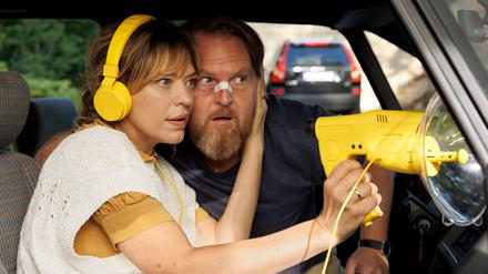 Heike Makatsch und Axel Stein machen sich im Achtteiler „Where’s Wanda“ mit unorthodoxen Methoden auf die Suche nach ihrer Tochter.