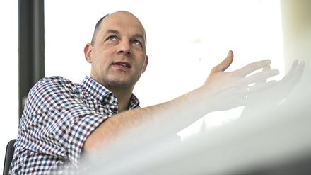 ARCHIV - 04.04.2023, Brandenburg, Potsdam: Ralf Herbrich, KI-Experte am Hasso-Plattner-Institut in Potsdam, spricht in seinem Büro. (zu dpa: «Forscher sehen KI als enorme Stromfresser und wollen Verbrauch zügeln») Foto: Jens Kalaene/dpa +++ dpa-Bildfunk +++