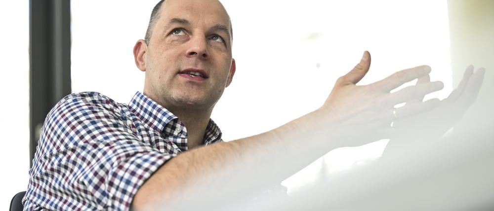 ARCHIV - 04.04.2023, Brandenburg, Potsdam: Ralf Herbrich, KI-Experte am Hasso-Plattner-Institut in Potsdam, spricht in seinem Büro. (zu dpa: «Forscher sehen KI als enorme Stromfresser und wollen Verbrauch zügeln») Foto: Jens Kalaene/dpa +++ dpa-Bildfunk +++