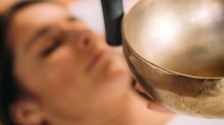 Bei der Klangtherapie sollen Schallwellen, die beim Spielen spezifischer Töne entstehen, Körper, Geist und Seele ins Gleichgewicht bringen, entspannen und sogar heilen.