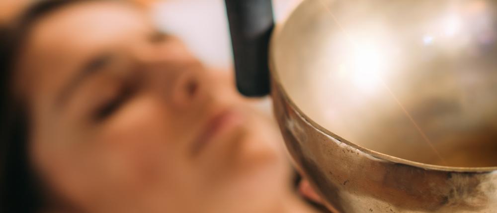 Bei der Klangtherapie sollen Schallwellen, die beim Spielen spezifischer Töne entstehen, Körper, Geist und Seele ins Gleichgewicht bringen, entspannen und sogar heilen.
