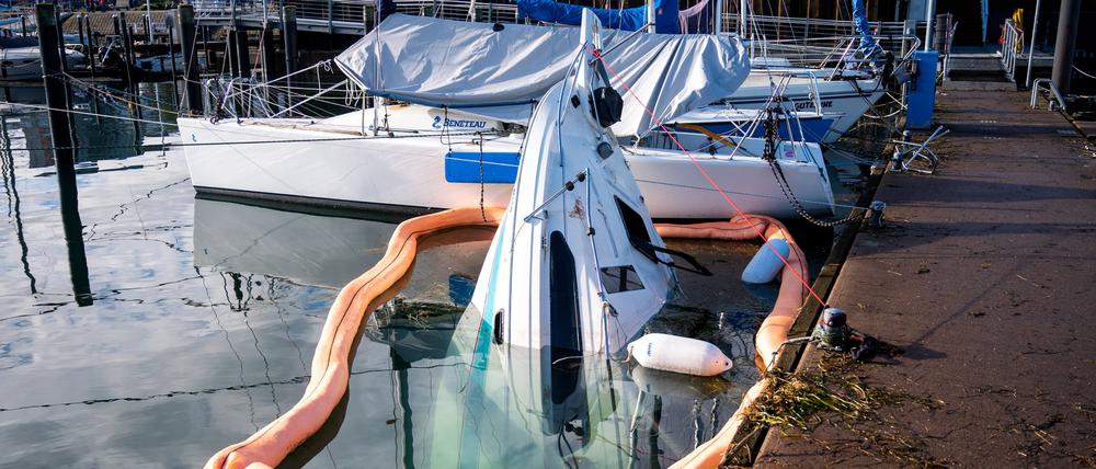 Ein gesunkenes Schiff liegt nach einer Sturmflut im Kieler Olympiahafen Schilksee.