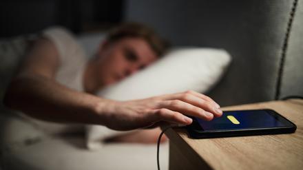 Die Schlummerfunktion hat ihren schlechten Ruf vielleicht zu Unrecht. Manchen Menschen könnte das Snoozen am Morgen sogar helfen.
