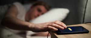 Die Schlummerfunktion hat ihren schlechten Ruf vielleicht zu Unrecht. Manchen Menschen könnte das Snoozen am Morgen sogar helfen.