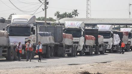 Lastwagen mit humanitärer Hilfe für den Gazastreifen fahren in Rafah aus Ägypten ein.