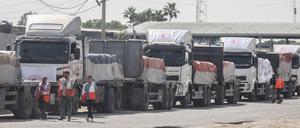 Lastwagen mit humanitärer Hilfe für den Gazastreifen fahren in Rafah aus Ägypten ein. 