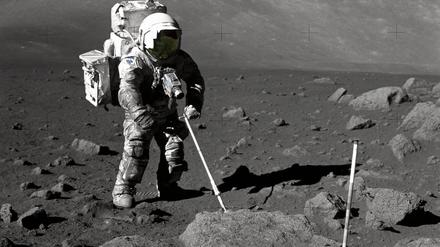 Der Apollo-17-Astronaut Harrison Schmitt verwendet eine verstellbare Schaufel zur Entnahme von Mondproben.