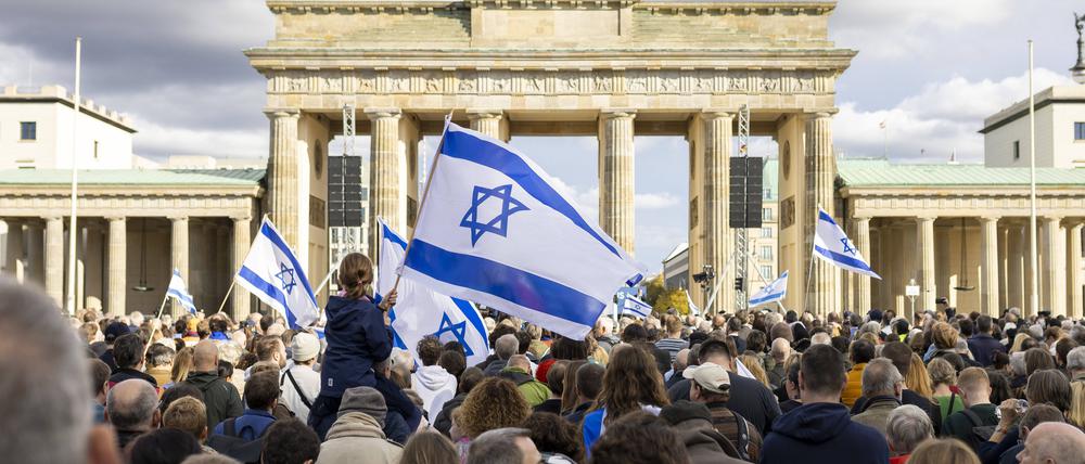 Israelische Flagge auf der Kundgebung am Brandenburger Tor am 22. Oktober 2023.