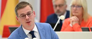 18.10.2023, Brandenburg, Potsdam: Sebastian Walter, Fraktionsvorsitzender Die Linke Brandenburg, spricht in der von der CDU-Fraktion beantragten Aktuellen Stunde zum Thema ·Für einen leistungsfähigen Wirtschaftsstandort Brandenburg mit CCU/CCS-Technologie und -Infrastruktur zum zukunftssicheren Industrieland·. Hinter ihm sitzt Ilona Nicklisch (BVB/Freie Wähler). Durch Carbon Capture and Utilization (CCU) und Carbon Capture and Storage (CCS) lassen sich die bei industriellen Prozessen entstandenen CO2-Emissionen abscheiden und speichern bzw. stofflich nutzen und somit deutlich reduzieren. Foto: Soeren Stache/dpa +++ dpa-Bildfunk +++