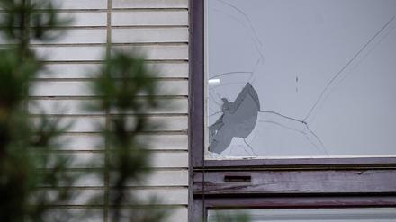 Unbekannte haben das Jüdische Krankenhaus in Berlin-Gesundbrunnen mit einem Stein beworfen.