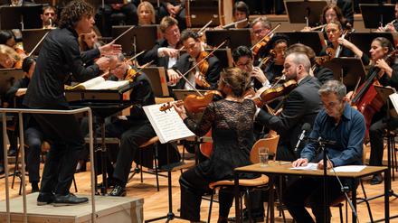 Navid Kermani und das Deutsche Symphonie-Orchester unter Robin Ticciati am Sonntag in der Berliner Philharmonie.