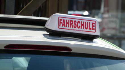 Schild Fahrschule an einem Fahrzeug, aufgenommen am 01.04.2019 in Köln. Foto: Imago Images/Horst Galuschka