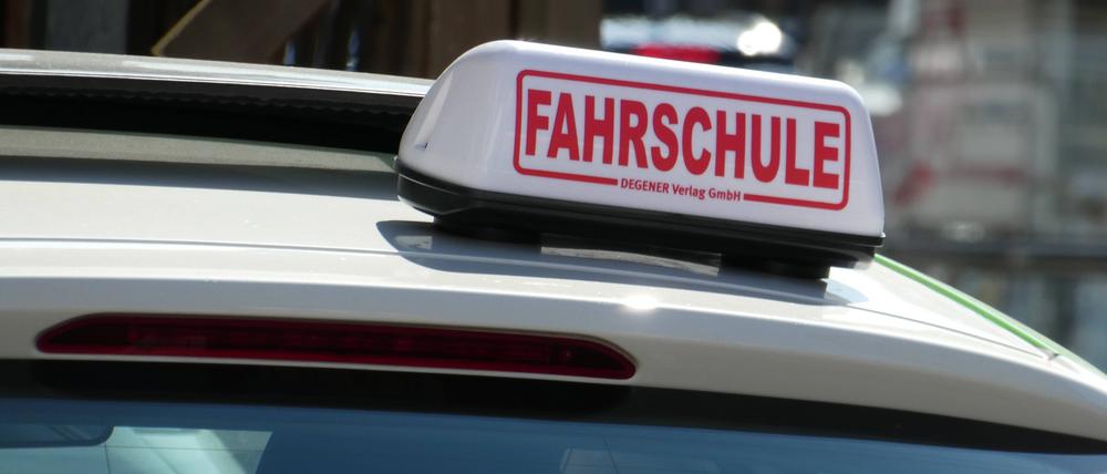 Schild Fahrschule an einem Fahrzeug, aufgenommen am 01.04.2019 in Köln. Foto: Imago Images/Horst Galuschka