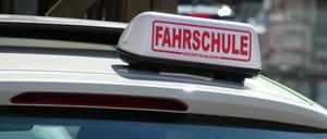 Schild Fahrschule an einem Fahrzeug, aufgenommen am 01.04.2019 in Köln. Foto: Imago Images/Horst Galuschka