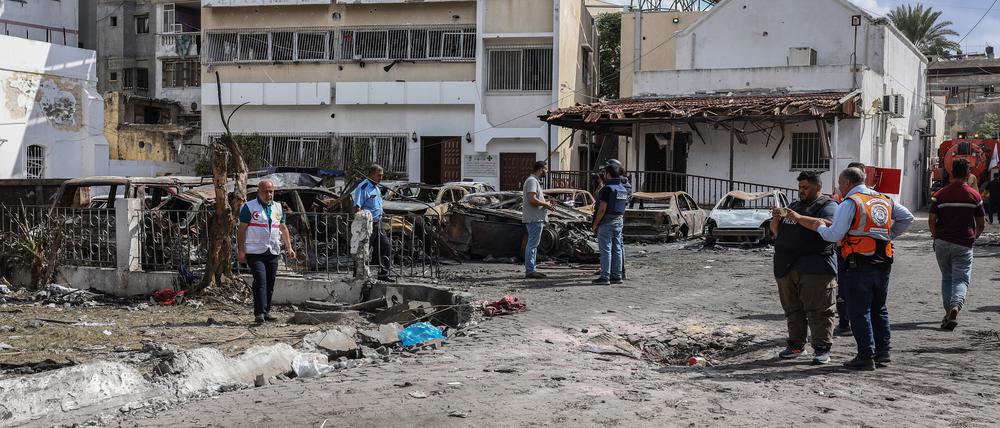 18.10.2023, Palästinensische Gebiete, Gaza-Stadt: Palästinenser inspizieren die Zerstörung nach dem Angriff auf das Ahli Arab Krankenhaus, bei dem Dutzende von Zivilisten getötet wurden. 