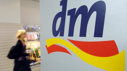 Eine Kundin geht in eine Filiale der Drogeriemarktkette dm. Die Drogeriekette will mit dem Onlineverkauf von nicht rezeptpflichtigen Arzneimitteln starten. 