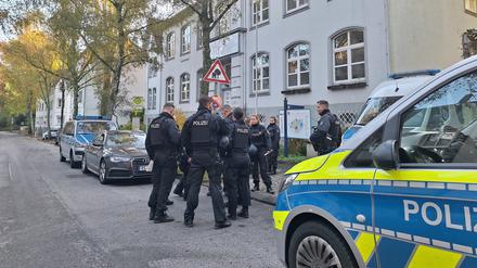23.10.2023, Nordrhein-Westfalen, Solingen: Polizeibeamte sichern eine Schule. Nach Bombendrohungen gegen mehrere Schulen in Nordrhein-Westfalen prüfen die Polizeibehörden einen möglichen Zusammenhang. 
