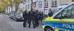 Polizeibeamte sichern eine Schule nach einer Bombendrohung.