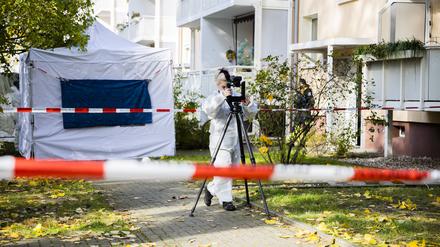 Eine Polizistin von der Tatortvermessung ist am Tatort in Köpenick im Einsatz.