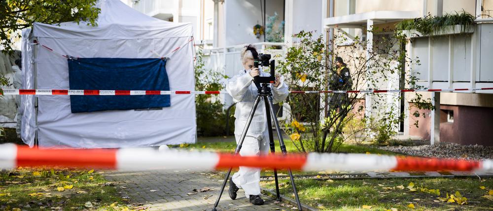 Eine Polizistin von der Tatortvermessung ist am Tatort in Köpenick im Einsatz.
