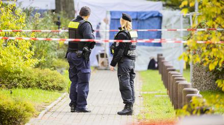 Polizisten sichern einen Tatort in Berlin-Köpenick. Auf einem Gehweg in Berlin-Köpenick ist eine 55-Jährige am Montagmorgen getötet worden. Nach bisherigen Ermittlungen und Aussagen habe ein Mann die Frau um kurz nach 7 Uhr mit einem Messer angegriffen, teilten Polizei und Staatsanwaltschaft mit. 