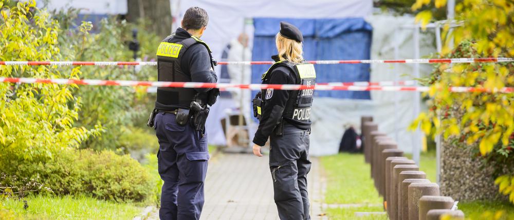 Polizisten sichern einen Tatort in Berlin-Köpenick. Auf einem Gehweg in Berlin-Köpenick ist eine 55-Jährige am Montagmorgen getötet worden. Nach bisherigen Ermittlungen und Aussagen habe ein Mann die Frau um kurz nach 7 Uhr mit einem Messer angegriffen, teilten Polizei und Staatsanwaltschaft mit.