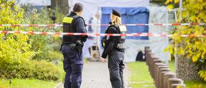 Polizisten sichern einen Tatort in Berlin-Köpenick. Auf einem Gehweg in Berlin-Köpenick ist eine 55-Jährige am Montagmorgen getötet worden. Nach bisherigen Ermittlungen und Aussagen habe ein Mann die Frau um kurz nach 7 Uhr mit einem Messer angegriffen, teilten Polizei und Staatsanwaltschaft mit.